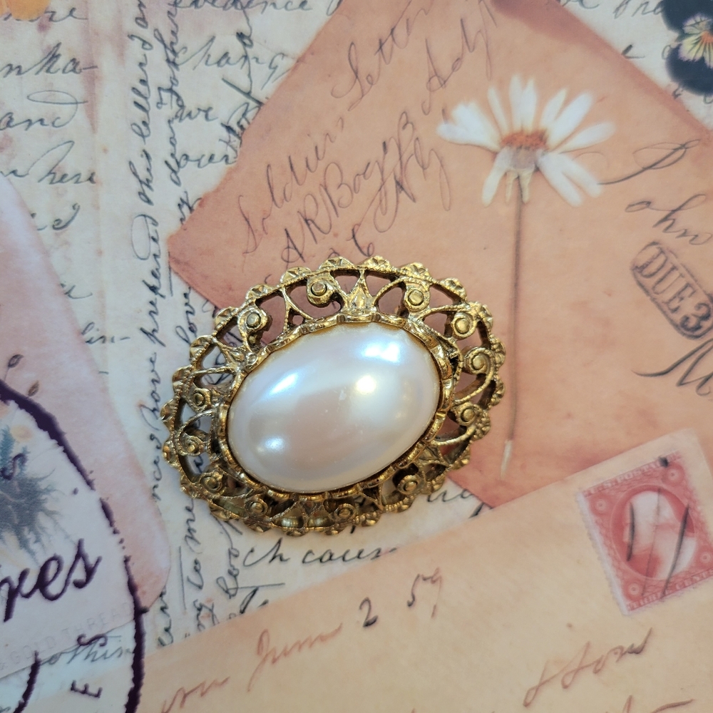 Faux Pearl & Rhinestone Brooch ~ Gold-tone ~ Vintage (?) ~ Classic Beauty!